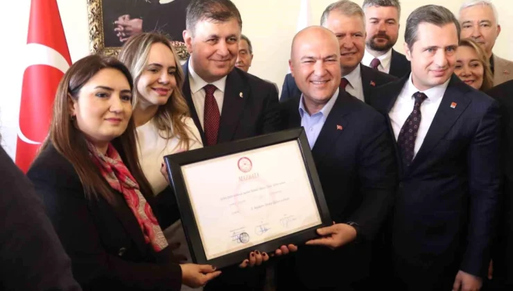 İzmir Büyükşehir Belediye Başkanı Cemil Tugay, devir teslim töreninde halka güvendiğini ve sorunların çözümü için çalışacaklarını söyledi