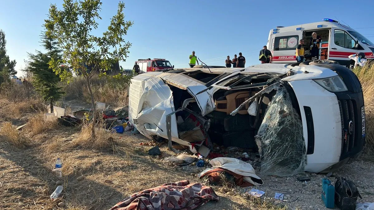 Minibüs ile traktör çarpıştı: 2 ölü, 9 yaralı