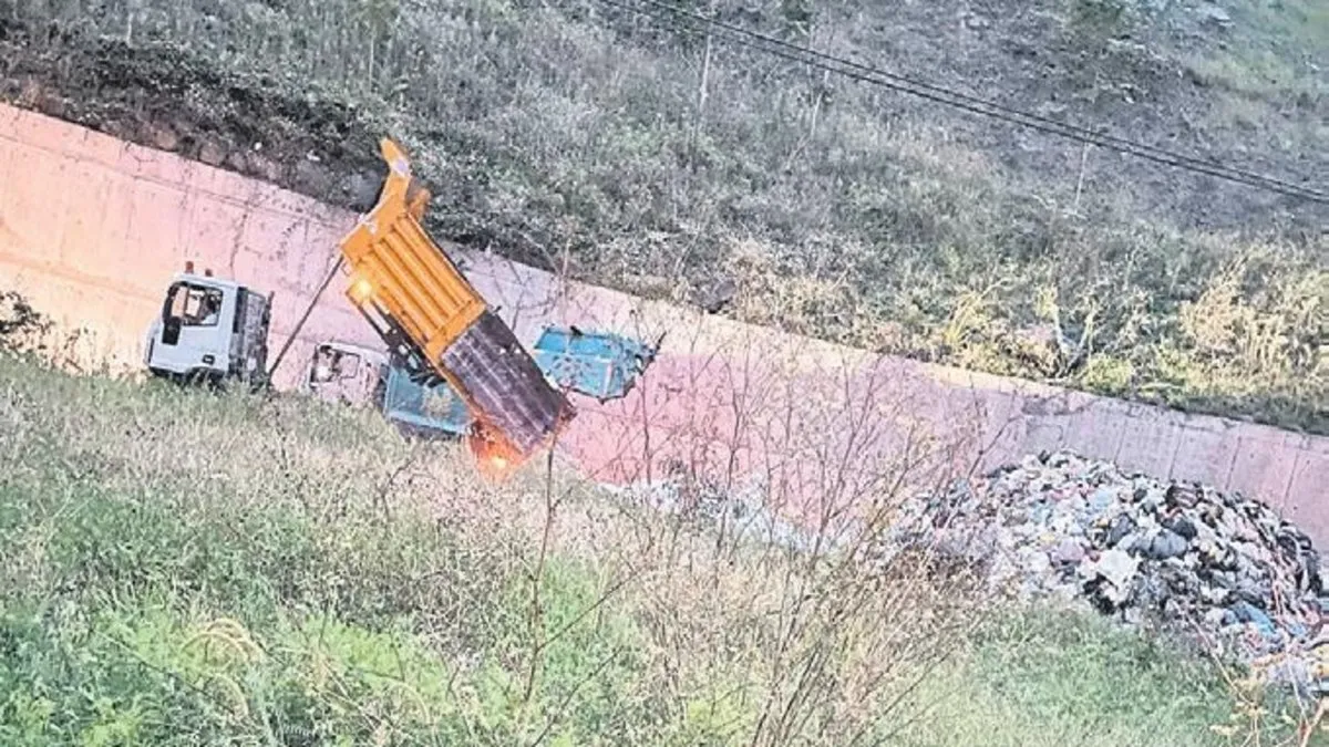 Yol kenarına çöp döken belediyeye bakanlıktan ceza