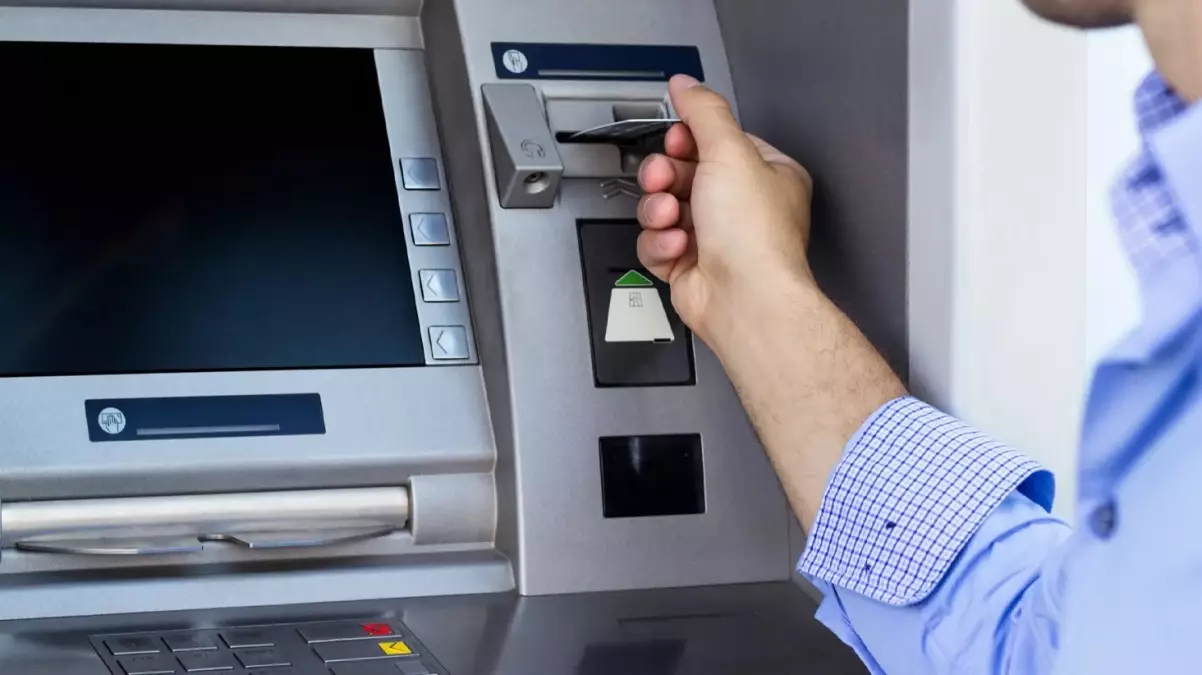 ATM’lerdeki açığı bulup dev bankadan milyonlarca liralık nakit çektiler