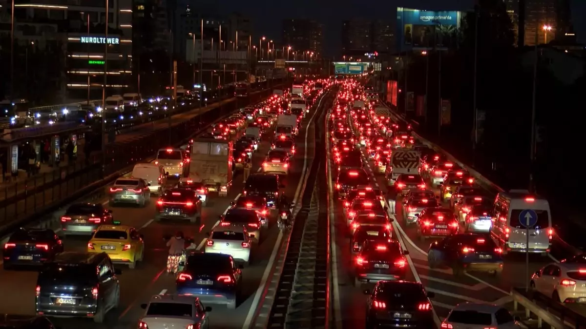 İstanbul’da Haftanın Son İş Günü Trafik Yoğunluğu İle Geçti