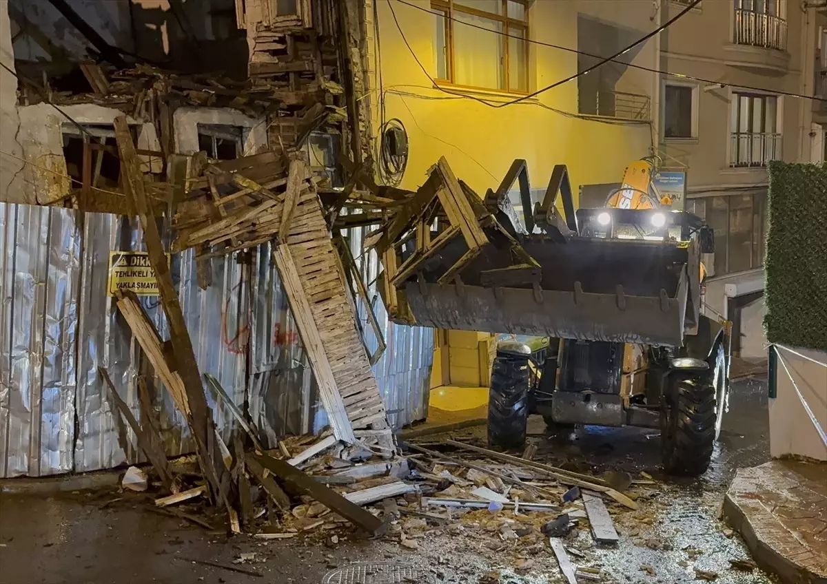 Beyoğlu’nda Metruk Bina Çöktü