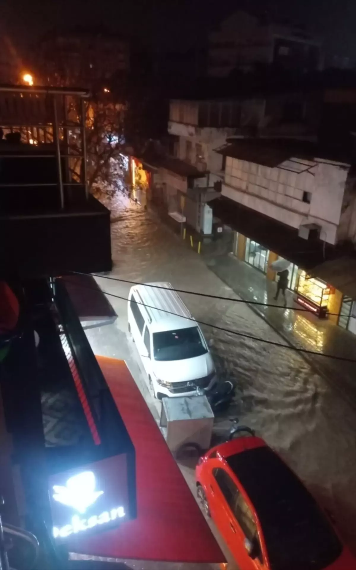 İzmir’in Dikili ilçesinde sağanak sonrası bazı iş yerlerine su bastı