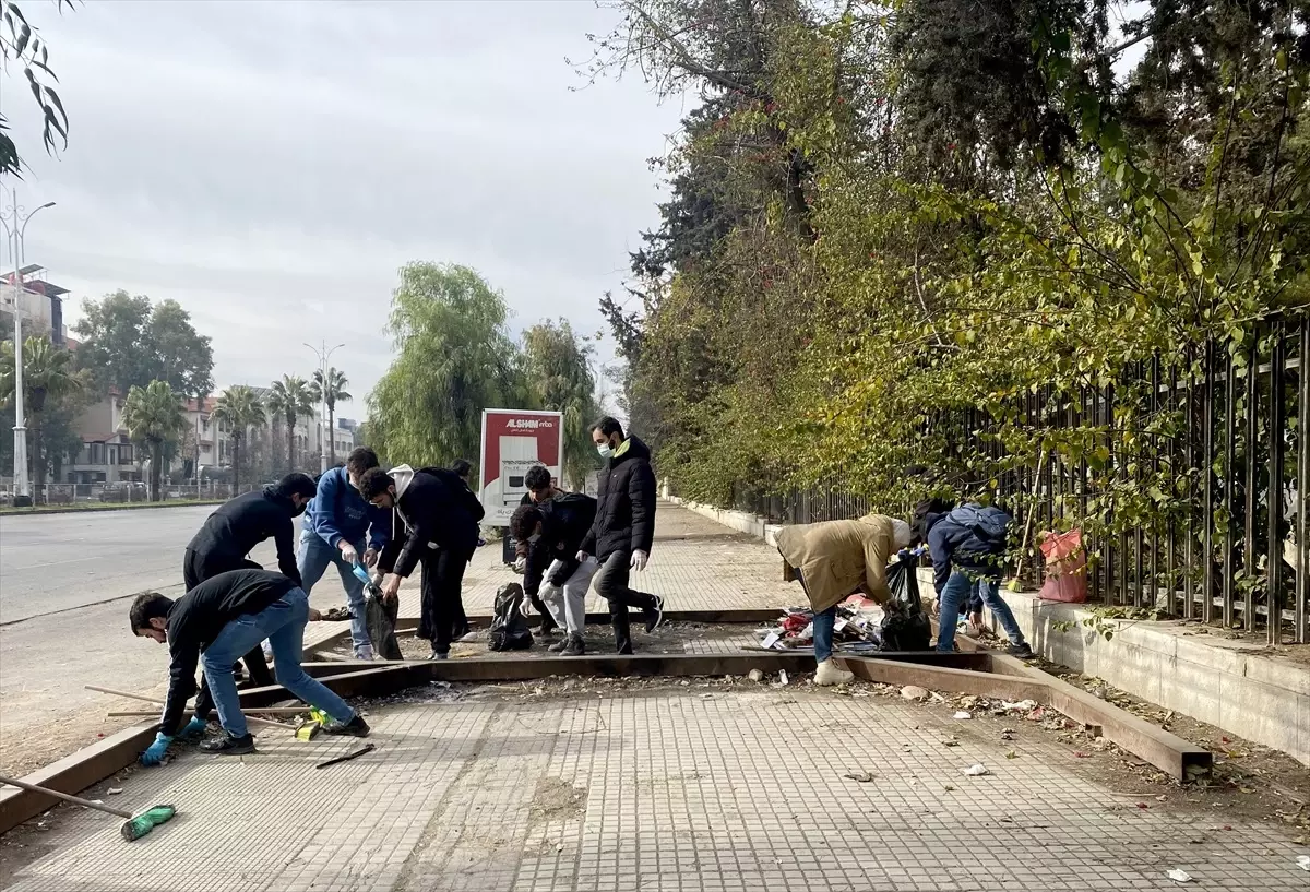 Şam’da Gönüllü Gençler Sokakları Temizliyor