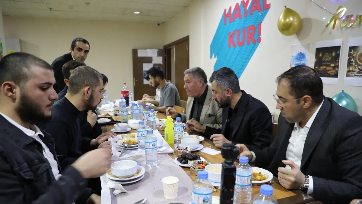 AK PartiAğrı İl Başkanı İlhami Yıldız, öğrencilerle iftar sofrasında buluştu